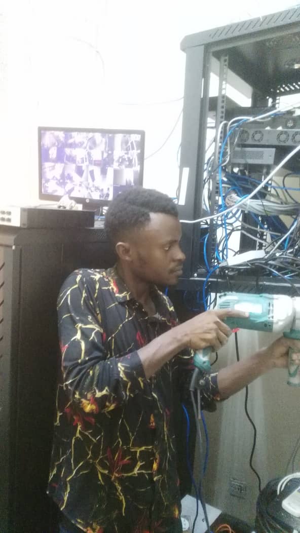 Technicien Mihanda Corporation au travail