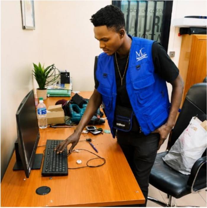 Technicien Mihanda Corporation en maintenance informatique